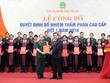Phó Chánh án TANDTC Lê Hồng Quang trao quyết định bổ nhiệm cho các Thẩm phán Cao cấp. Ảnh Congly.vn