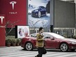 Ô tô điện Model S của Tesla tại một trạm sạc điện tại Bắc Kinh