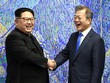 Tổng thống Hàn Quốc Moon Jae-in (phải) và nhà lãnh đạo Triều Tiên Kim Jong-un (Ảnh: Reuters)