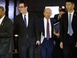 Bộ trưởng Tài chính Mỹ Steven Mnuchin (thứ 2 từ trái qua) và Bộ trưởng Thương mại Wilbur Ross (thứ 3) rời khỏi khách sạn tại thủ đô Bắc Kinh - Trung Quốc sau cuộc đàm phán hôm 4-5 Ảnh: AP