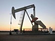 Máy bơm dầu đang hoạt động tại một giếng dầu ở Oklahoma (Mỹ). Ảnh: Reuters