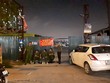 Hàng chục cảnh sát chốt từ sáng tới đêm tại các bãi trông giữ xe cạnh khu đô thị Kim Văn, Kim Lũ và HH Linh Đàm. Ảnh: Phương Sơn
