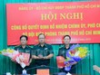 Thiếu tướng Nguyễn Hoài Phương, Phó Tư lệnh BĐBP trao quyết định và chúc mừng các đồng chí được bổ nhiệm. Ảnh Đảng bộ TPHCM