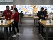 Bên trong cửa hàng Xiaomi - nhà sản xuất smartphone lớn thứ tư thế giới. Ảnh: Bloomberg.