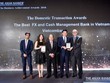 Ông Phạm Mạnh Thắng, Phó tổng giám đốc Vietcombank (thứ 2 từ phải sang) và bà Phan Khánh Ngọc, Trưởng phòng Quan hệ Công chúng TSC (thứ 2 từ trái sang) nhận giải thưởng do The Asian Banker trao tặng