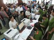 Người dân đăng ký làm thẻ căn cước tại PC64. Ảnh: Hoàng Triều