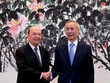 Phó Thủ tướng Trung Quốc Lưu Hạc (phải) và Bộ trưởng Thương mại Mỹ Wilbur Ross (Ảnh: Getty).