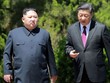 Kim Jong-un (trái) trò chuyện cùng Chủ tịch Tập Cận Bình tại Đại Liên, Trung Quốc hồi tháng trước. Ảnh: AFP.