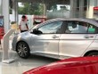 Khách hàng xem xe tại một đại lý Honda ở Quận 2, TP HCM. 