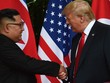 Tổng thống Mỹ Donald Trump và lãnh đạo Triều Tiên Kim Jong-un bắt tay sau khi ký tuyên bố chung. Ảnh: Reuters.
