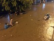 Đường Nguyễn Hữu Cảnh bị ngập sâu sau trận mưa lớn đêm 1/6. Ảnh: Duy Trần.