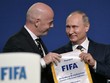 Tổng thống Nga Putin (phải) và Chủ tịch FIFA Gianni Infantino tại Đại hội FIFA ở Moskva ngày 13/6. Ảnh: AFP.