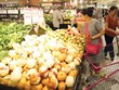 Thông tin về hội nhập luôn là mảng đề tài ưu tiên của báo chí. Trong ảnh: Hoa quả nhập khẩu bán tại siêu thị Việt Nam.