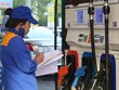 Theo dõi sản lượng bán xăng, dầu tại một cây xăng thuộc Petrolimex. Ảnh: Ngọc Thành.