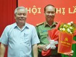 Bí thư Tỉnh ủy Sóc Trăng Phan Văn Sáu trao quyết định và chúc mừng Đại tá Phạm Quốc Việt. Ảnh báo Sóc Trăng.