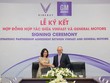 Bà Lê Thị Thu Thủy - Phó Chủ tịch Vingroup kiêm Chủ tịch VinFast và ông Barry Engle, Phó Chủ tịch điều hành kiêm Chủ tịch GM quốc tế ký thỏa thuận hợp tác chiến lược tại thị trường Việt Nam.