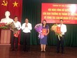 Bí thư Thành ủy Hải Phòng Lê Văn Thành trao quyết định cho các ông, bà Đỗ Thanh Lê, Lê Trung Kiên (phải), Nguyễn Văn Tuấn (trái).