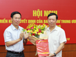 Đồng chí Võ Văn Thưởng trao quyết định và chúc mừng đồng chí Phạm Văn Linh. Ảnh Tuyengiao.vn