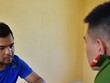 Cảnh sát lấy lời khai nghi can Nguyễn Quyết Chiến. Ảnh: Lam Sơn.