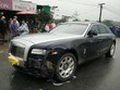 Ôtô bình dân đâm móp đầu xe Rolls-Royce, thiệt hại 135.000 USD