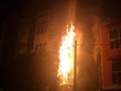 Ngọn lửa bao trùm biển quảng cáo và hệ thống cục nóng nằm phía bên ngoài toà nhà (Ảnh: CTV Hải Hoàng).