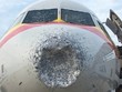 Máy bay bị lõm đầu sau khi bay qua vùng mưa đá. (Ảnh: CAAC).
