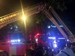 Cảnh sát PCCC đã phải dùng đến xe thang hiện đại để giải cứu 5 người bị mắc kẹt. Ảnh: FB.