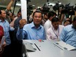 Thủ tướng Hun Sen đi bỏ phiếu tại tỉnh Kandal ngày 29/7 (Ảnh: Reuters).