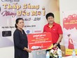 Hội bảo vệ quyền trẻ em Việt Nam nhận quà từ đại diện Vietjet.
