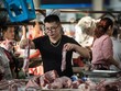 Một người bán thịt lợn tại chợ ở Chu Gia Giác. Ảnh: Washington Post.