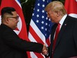 Tổng thống Trump bắt tay nhà lãnh đạo Kim Jong-un tại hội nghị thượng đỉnh ở Singapore (Ảnh: Reuters).