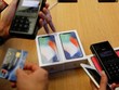 Khách hàng mua iPhone X tại một Apple Store ở Bắc Kinh. Ảnh: Reuters.