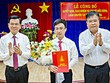 Bí thư Tỉnh ủy Nguyễn Hồng Lĩnh và Chủ tịch UBND tỉnh Nguyễn Văn Trình trao quyết định và chúc mừng chúc mừng đồng chí Đặng Minh Thông, Tỉnh ủy viên, Phó Chủ tịch UBND tỉnh đến nhận công tác tại Thành ủy Bà Rịa. Ảnh báo BRVT.