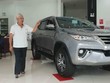 Khách hàng xem xe Fortuner ở một đại lý Toyota tại TP HCM..