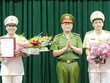 Đại tá Nguyễn Hữu Cầu - Giám đốc Công an tỉnh Nghệ An (giữa) tặng hoa chúc mừng Đại tá Nguyễn Mạnh Hùng và Đại tá Lê Khắc Thuyết giữ chức Phó Giám đốc Công an tỉnh Nghệ An.