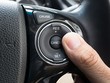 Bố trí các nút bấm chế độ Cruise Control trên vô-lăng.