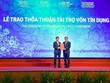 Ông Nghiêm Xuân Thành, Chủ tịch HĐQT Vietcombank (bên trái) trao bản thỏa thuận nguyên tắc thu xếp vốn đối với dự án Nhà máy nhiệt điện Quảng Trạch 1 cho đại diện Tập đoàn Điện lực Việt Nam, ông Dương Quang Thành, Chủ tịch Tập đoàn