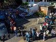 Người dân Venezuela xếp hàng chờ đổi tiền bên ngoài ngân hàng trung ương ở Caracas. (Nguồn: AFP/TTXVN).