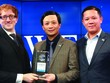 Chủ tịch MBS Lê Quốc Minh và Tổng giám đốc MBS Trần Hải Hà nhận Giải thưởng Dịch vụ Ngân hàng đầu tư tốt nhất.