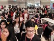 Khách hàng chen chân mua sắm trong ngày H&M ra mắt cửa hàng tại Hà Nội năm ngoái. Ảnh: Anh Tú