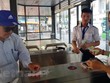 Khách sử dụng thẻ vé điện tử qua cổng kiểm soát để lên xe buýt nhanh BRT 01 Kim Mã-Yên Nghĩa. (Ảnh: Việt Hùng/Vietnam+).