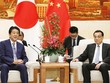 Thủ tướng Nhật Bản Shinzo Abe (trái) và Thủ tướng Trung Quốc Lý Khắc Cường trong cuộc gặp hôm nay tại Bắc Kinh. Ảnh: Kyodo.
