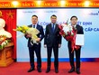 Thống đốc NHNN Lê Minh Hưng trao Quyết định đại diện phần vốn Nhà nước tại VietinBank cho ông Lê Đức Thọ - Chủ tịch HĐQT và tặng hoa chúc mừng ông Lê Đức Thọ - Chủ tịch HĐQT (phải) và ông Trần Minh Bình - Quyền Tổng Giám đốc (trái).