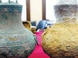 Hai chiếc bình đồng cổ được tìm thấy trong khu mộ được cho là có từ cuối triều Tây Hán. (Nguồn: Baidu).
