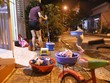 Nhiều nhà dân ở Đà Nẵng phải tranh thủ lúc thấp điểm để giặt tay vì máy giặt không đủ nước hoạt động. Ảnh: Nguyễn Đông.