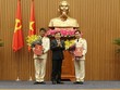 Thừa ủy quyền của Chủ tịch nước, Viện trưởng VKSND tối cao Lê Minh Trí trao quyết định Kiểm sát viên VKSND tối cao cho đồng chí Nguyễn Huy Tiến và đồng chí Nguyễn Văn Quảng.