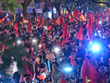 Người hâm hộ đổ ra các con phố trung tâm Hà Nội mừng chiến thắng của tuyển Việt Nam vào tối 6/12. Ảnh: Giang Huy.