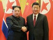 Tập Cận Bình (phải) và Kim Jong-un bắt tay trong chuyến thăm Bắc Kinh của lãnh đạo Triều Tiên tháng 3/2018. Ảnh: Reuters.