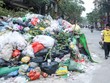Mấy ngày qua, rác thải ùn ứ nhiều nơi trong nội thành Hà Nội. (Ảnh: Toàn Vũ).
