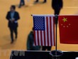 Cờ Mỹ (trái) và cờ Trung Quốc (phải). (Ảnh: AFP/TTXVN).